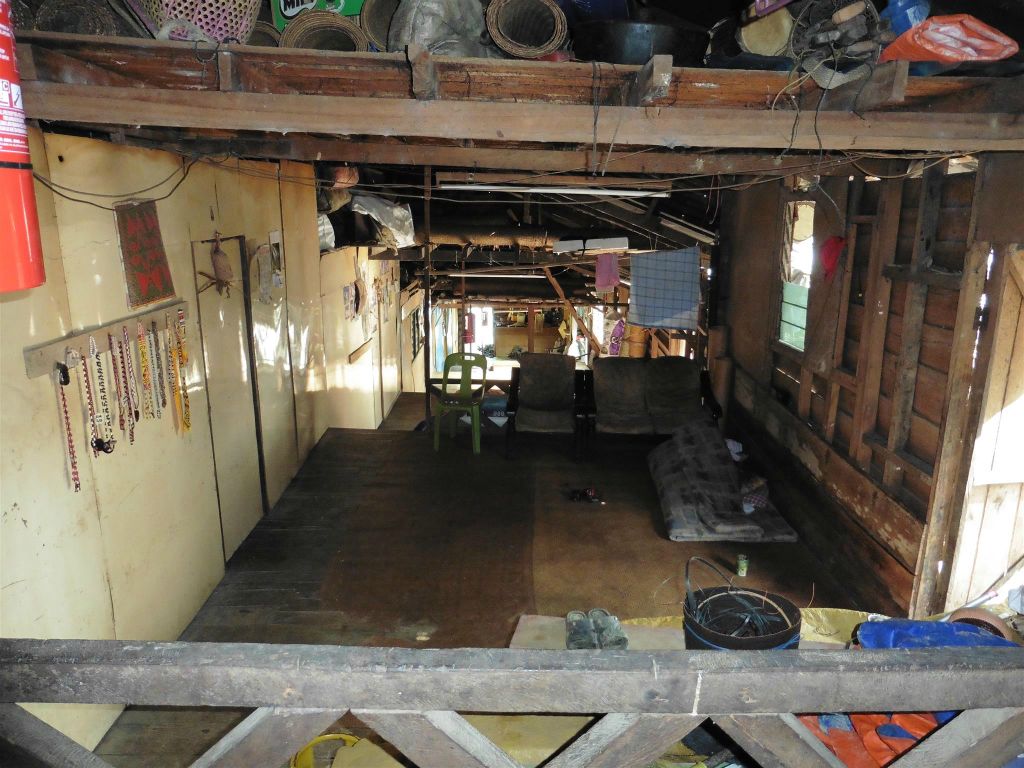 BATANG AI NATIONAL PARK - binnen in het eerste IBAN longhouse