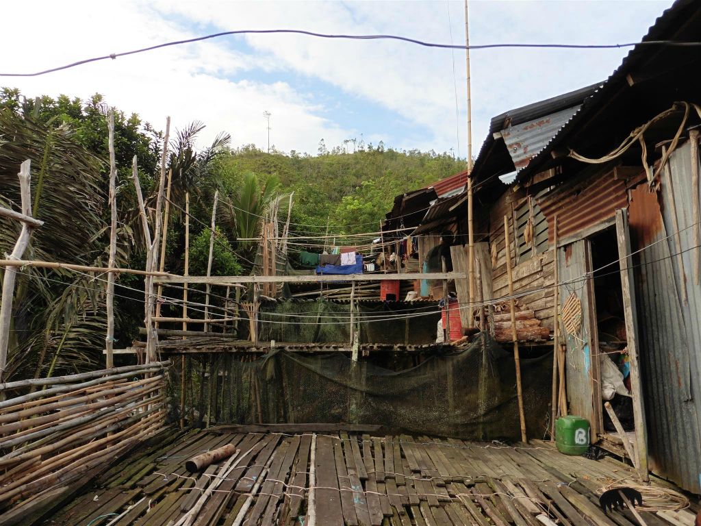 BATANG AI NATIONAL PARK - een gedeelte van het terras van het eerste IBAN longhouse