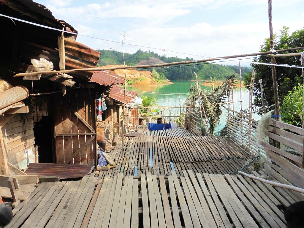 BATANG AI NATIONAL PARK - een gedeelte van het terras van het eerste IBAN longhouse