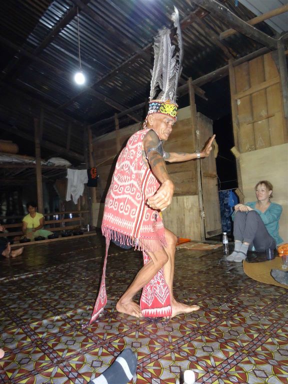 BATANG AI NATIONAL PARK - het optreden van een IBAN in traditionele klederdracht in het eerste IBAN longouse