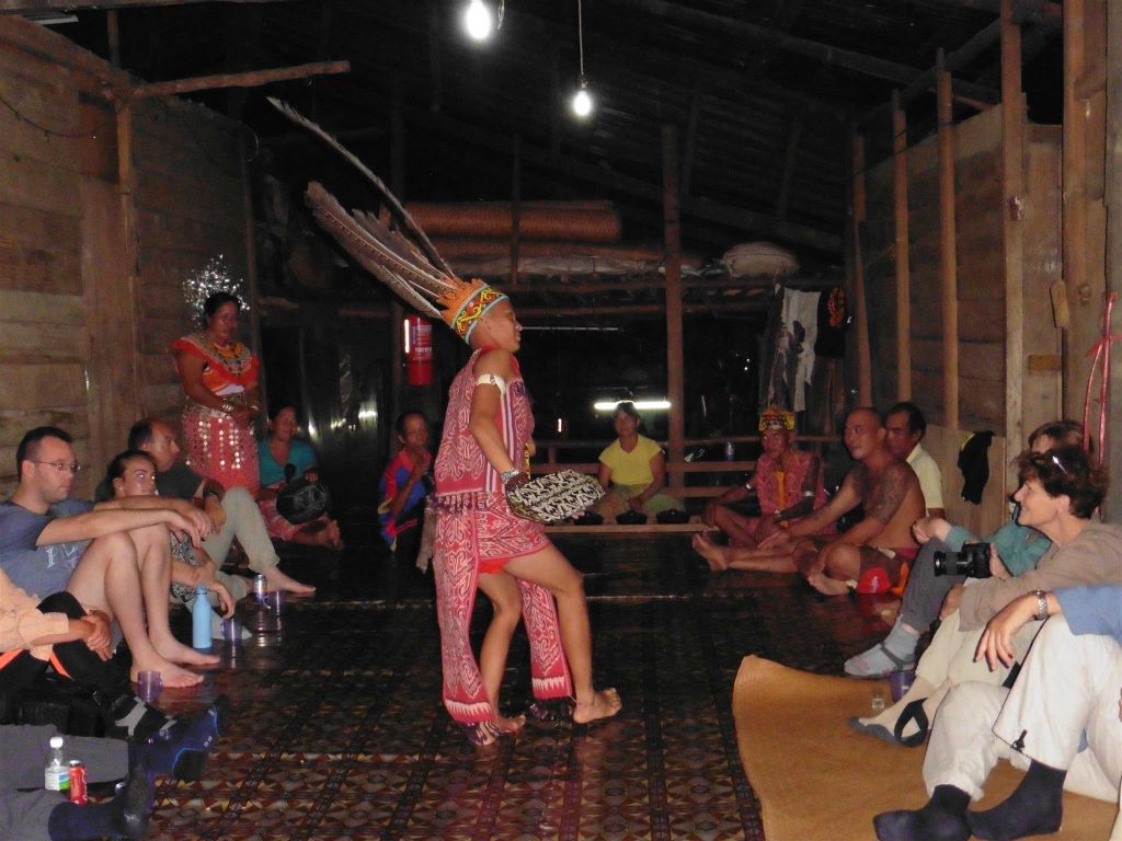 BATANG AI NATIONAL PARK - het optreden van een IBAN in traditionele klederdracht in het eerste IBAN longouse