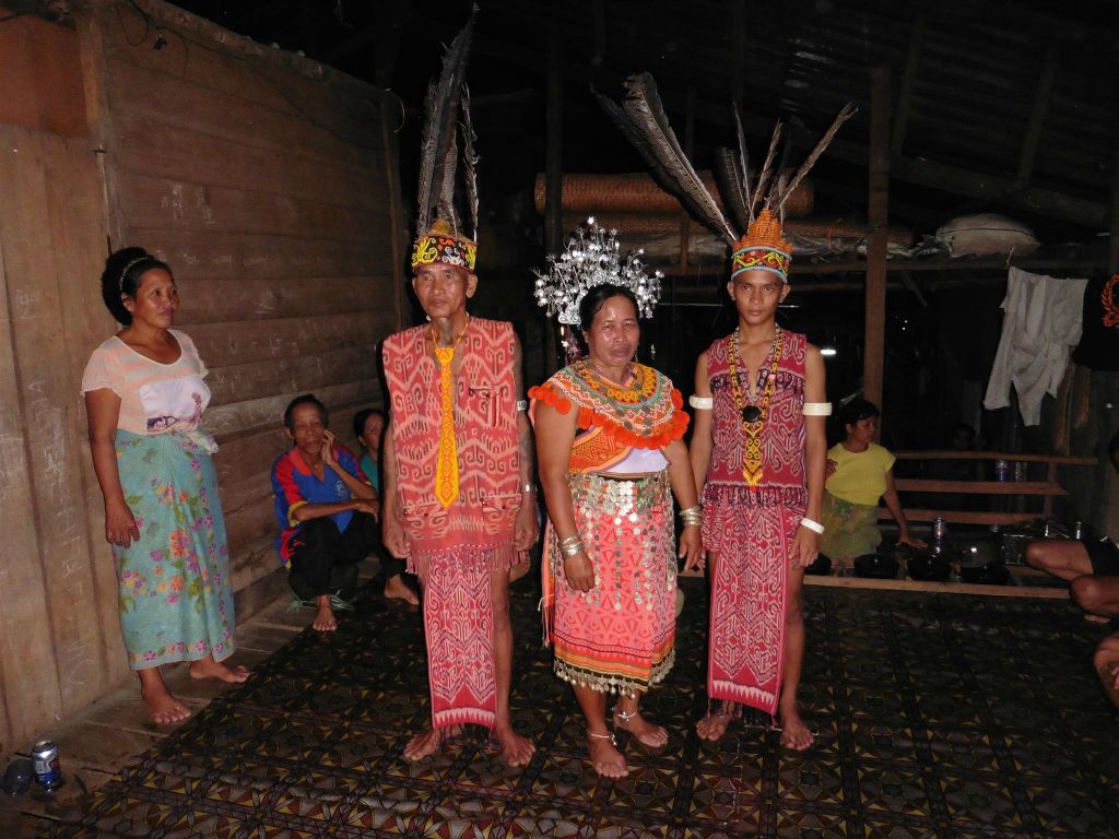 BATANG AI NATIONAL PARK - de drie IBAN in traditionele klederdracht in het eerste IBAN longouse die het optreden gaven