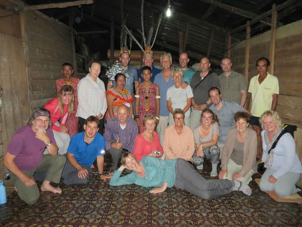 BATANG AI NATIONAL PARK - de groepsfoto in het eerste IBAN longhouse