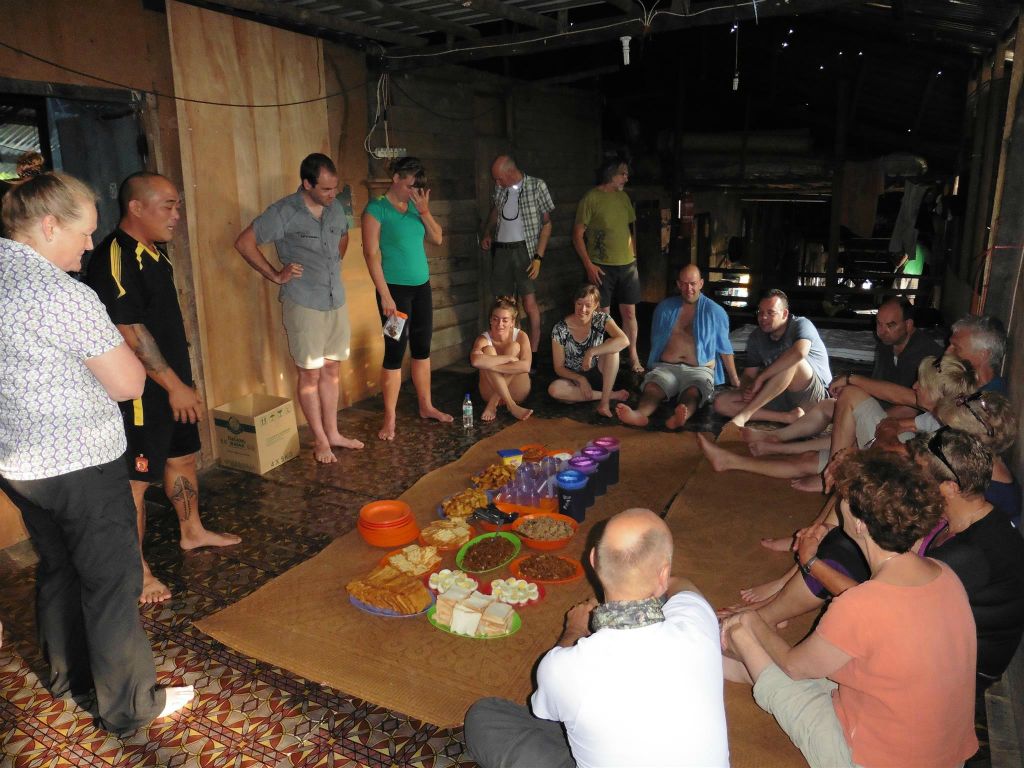 BATANG AI NATIONAL PARK - de groep rondom het ontbijt in het eerste IBAN longhouse
