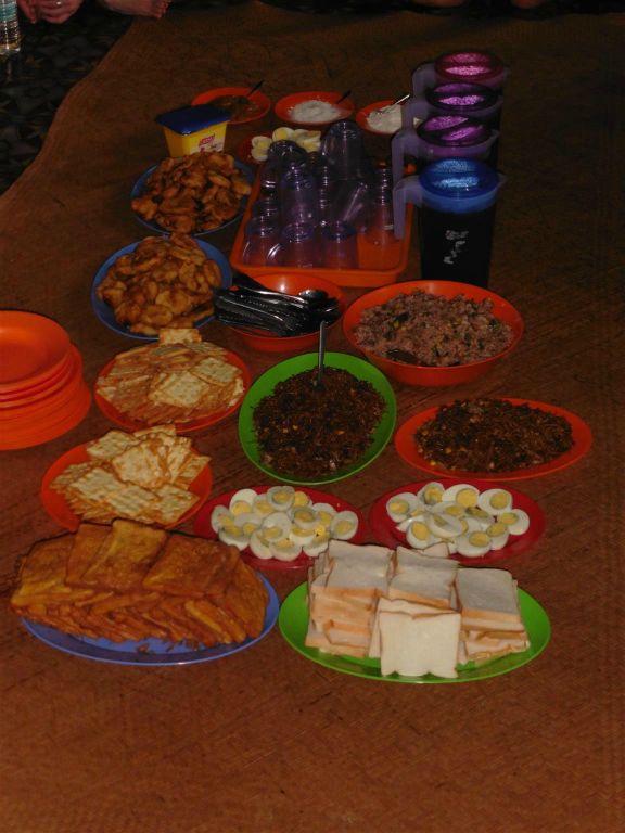 BATANG AI NATIONAL PARK - het ontbijt in het eerste IBAN longhouse