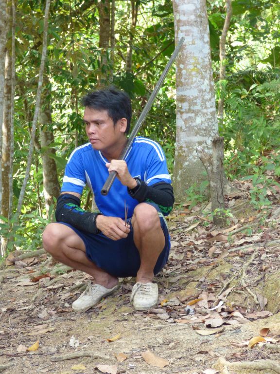 BATANG AI NATIONAL PARK - een IBAN met een blaaspijp bij het eerste IBAN longhouse