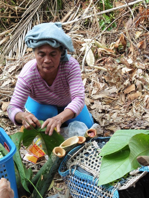BATANG AI NATIONAL PARK - één van de IBAN die bezig is met onze lunch bij de lunchplek onderweg naar het tweede IBAN longhouse
