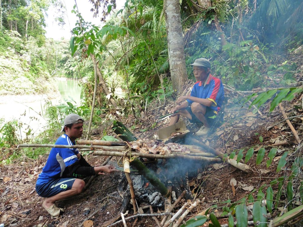 BATANG AI NATIONAL PARK - enkele van de IBAN die bezig zijn met onze lunch bij de lunchplek onderweg naar het tweede IBAN longhouse