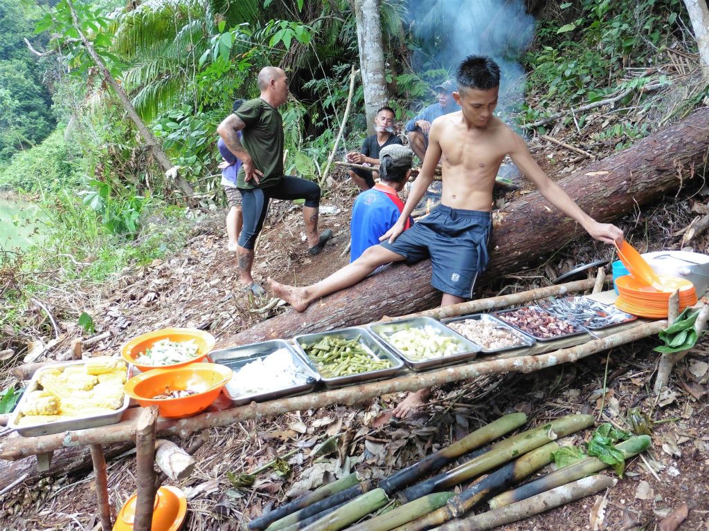 BATANG AI NATIONAL PARK - de klaargemaakte lunch bij de lunchplek onderweg naar het tweede IBAN longhouse