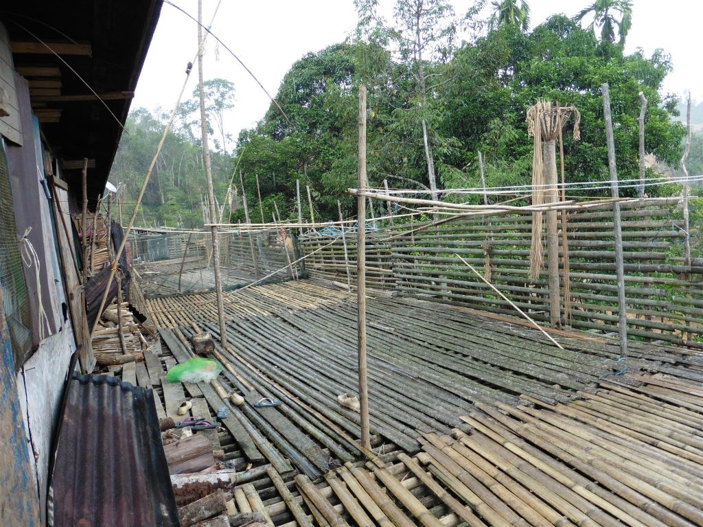 BATANG AI NATIONAL PARK - een gedeelte van het terras van het tweede IBAN longhouse