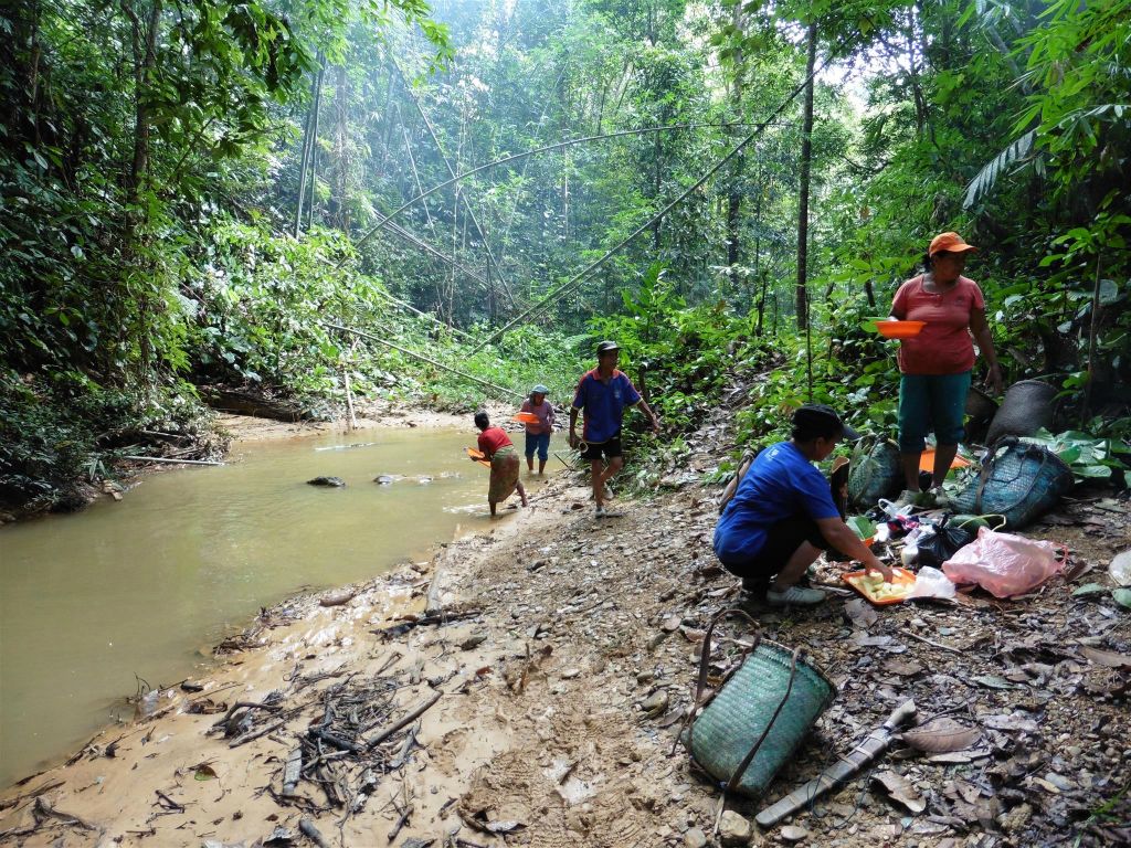 BATANG AI NATIONAL PARK - enkele IBAN die bezig zijn met onze lunch bij de lunchplek tijdens een wandeling in de omgeving van het tweede IBAN longhouse