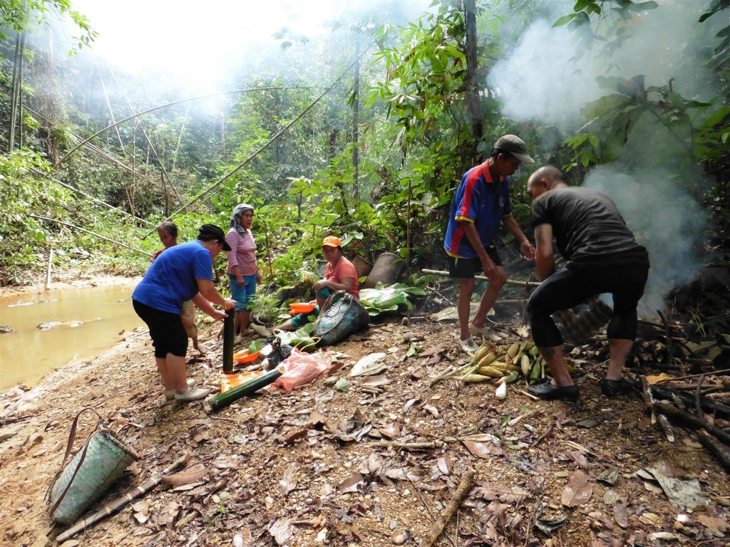 BATANG AI NATIONAL PARK - enkele IBAN die bezig zijn met onze lunch bij de lunchplek tijdens een wandeling in de omgeving van het tweede IBAN longhouse