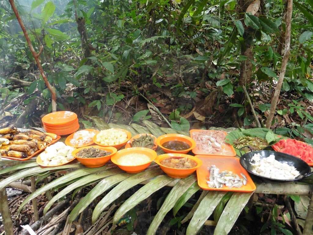 BATANG AI NATIONAL PARK - de klaargemaakte lunch bij de lunchplek tijdens een wandeling in de omgeving van het tweede IBAN longhouse