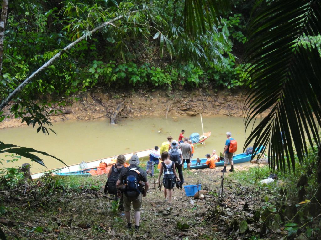 BATANG AI NATIONAL PARK - de bootopstapplaats vanaf we weer naar het eerste IBAN longhouse varen