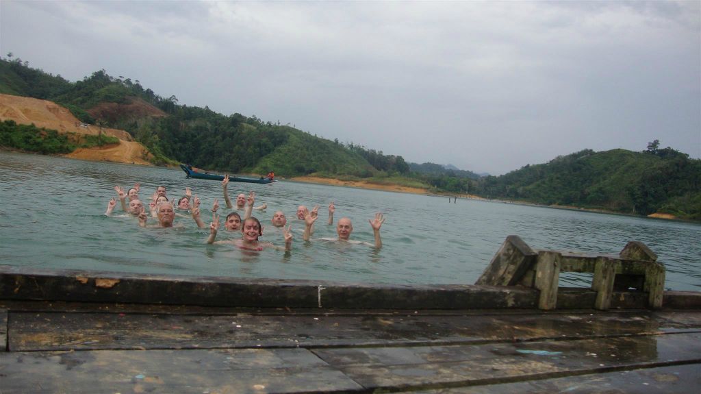 BATANG AI NATIONAL PARK - even zwemmen bij het eerste IBAN longhouse