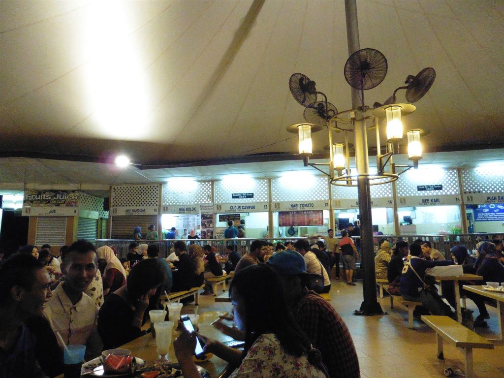 KUCHING - het eetplein Riverside Hawker Stalls