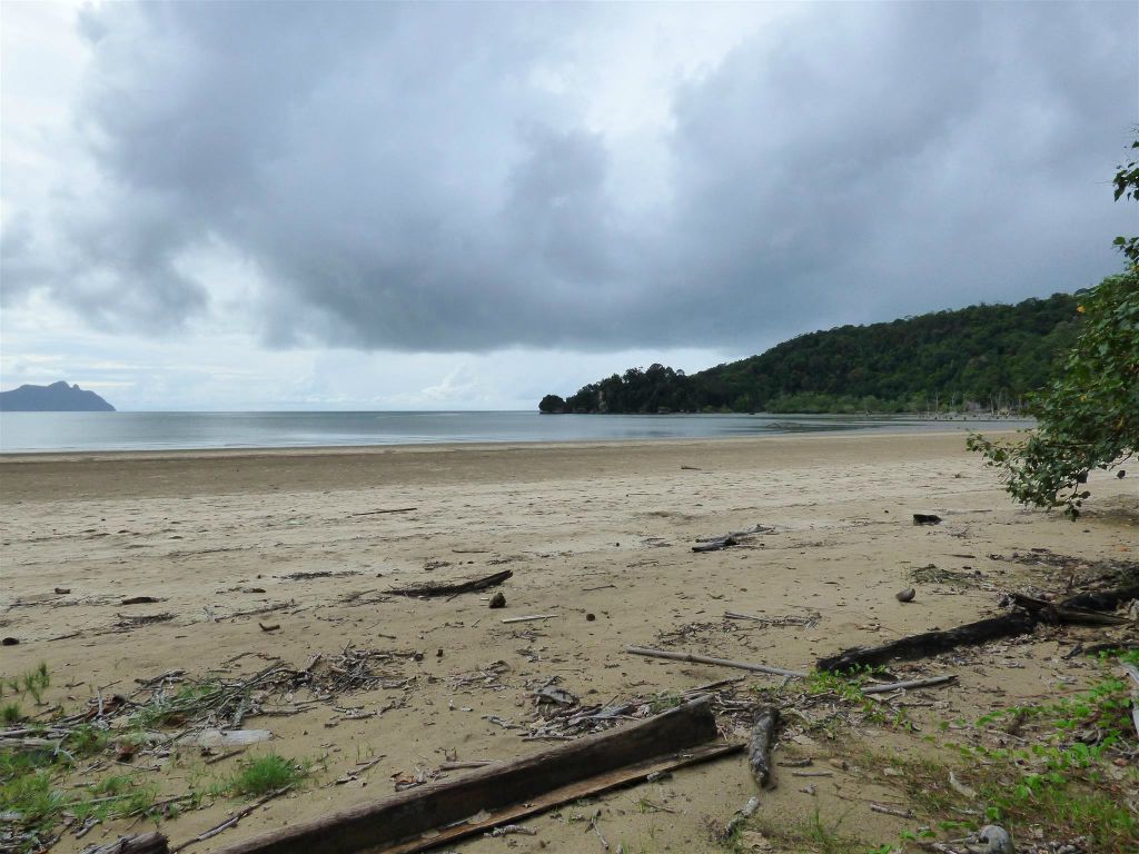 BAKO NATIONAL PARK - een gedeelte van het strand bij het hoofdkwartier van het Bako National Park
