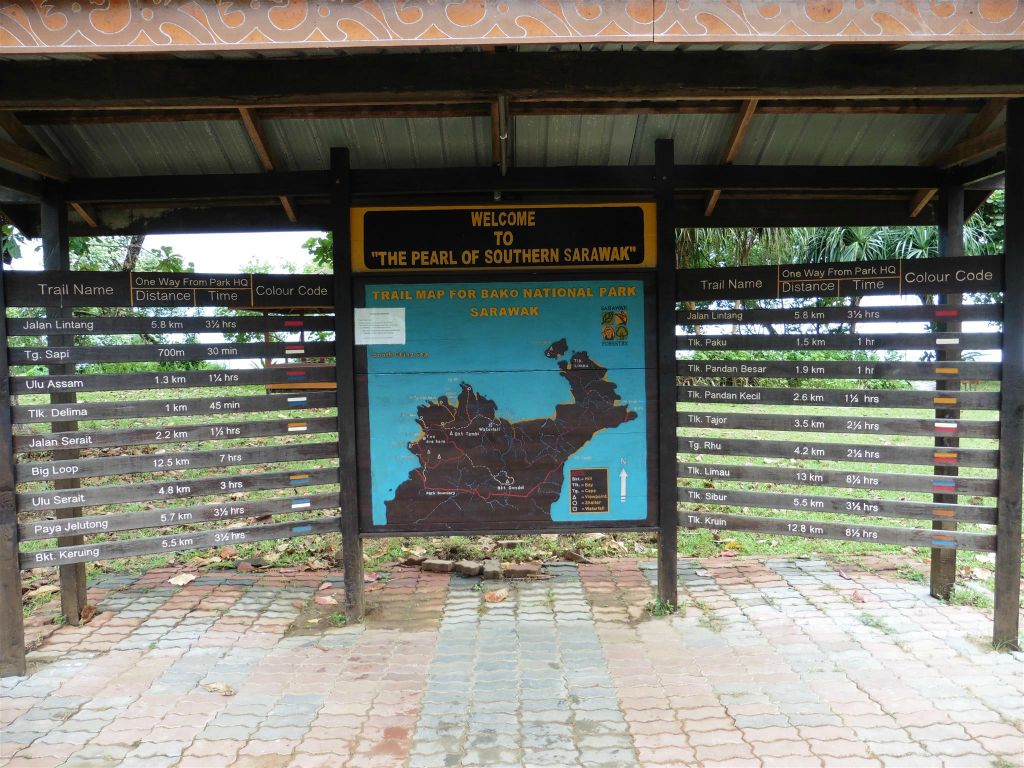 BAKO NATIONAL PARK - het informatie bord van de verschillende wandelroutes bij het hoofdkwartier van het Bako National Park
