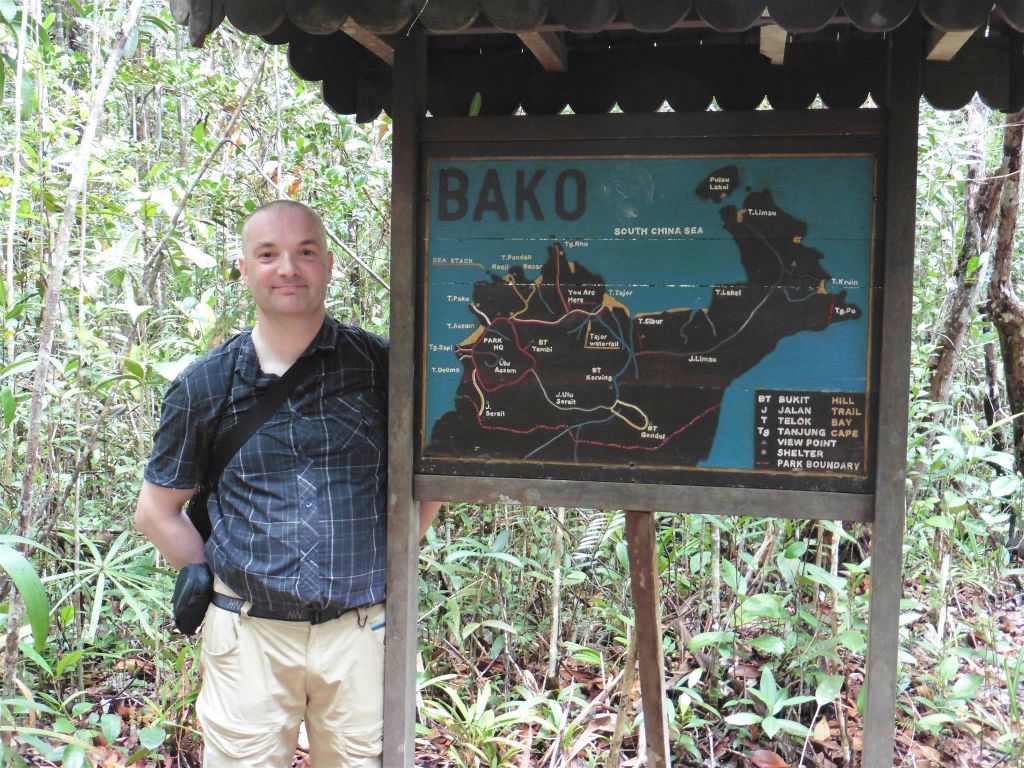 BAKO NATIONAL PARK - Carlos bij een informatiebord onderweg tijdens de Tajor route