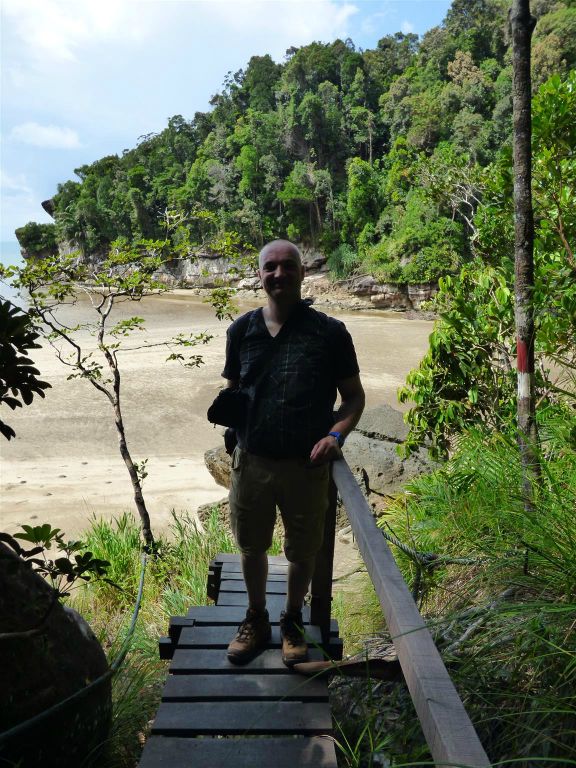BAKO NATIONAL PARK - Carlos aangekomen bij het strand aan het einde van de Tajor route