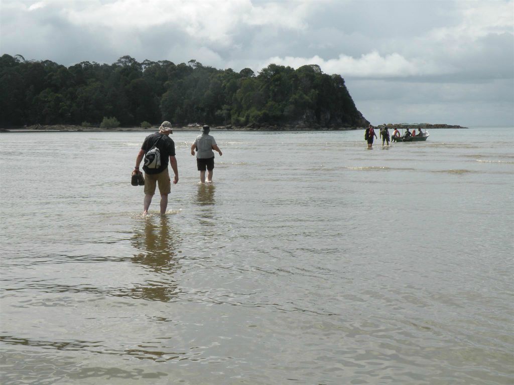 BAKO NATIONAL PARK - Carlos en enkele groepsgenoten onderweg naar de boot die ons  naar het hoofdkwartier van het Bako National Park brengt