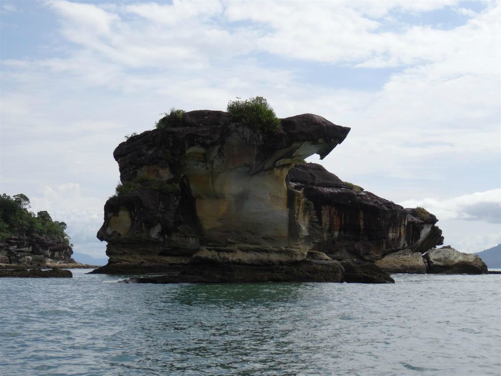 BAKO NATIONAL PARK - diverse rotsformaties tijdens de boottocht onderweg naar het hoofdkwartier van het Bako National Park