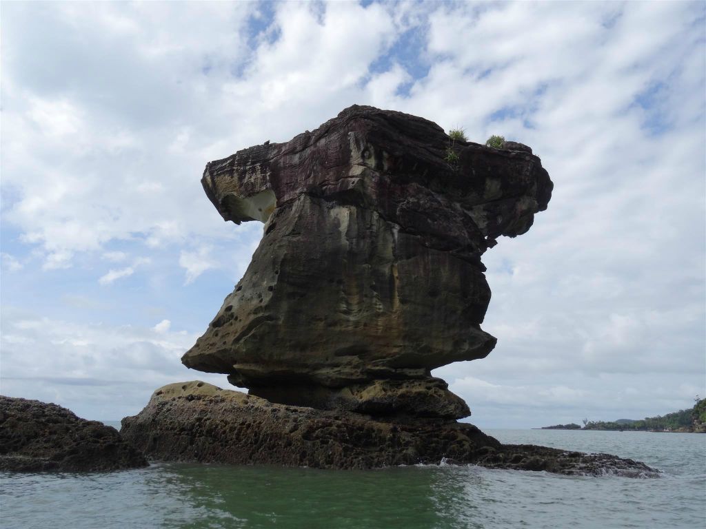 BAKO NATIONAL PARK - diverse rotsformaties tijdens de boottocht onderweg naar het hoofdkwartier van het Bako National Park