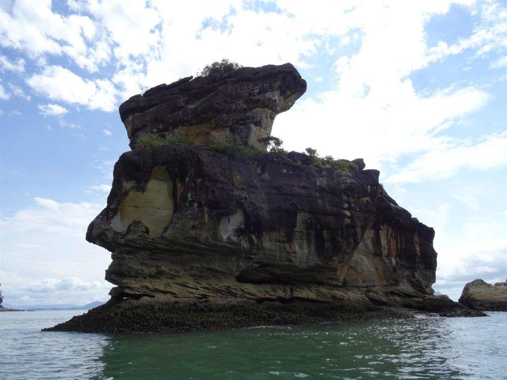 BAKO NATIONAL PARK - diverse rotsformaties tijdens de boottocht onderweg naar het hoofdkwartier van het Bako National Park