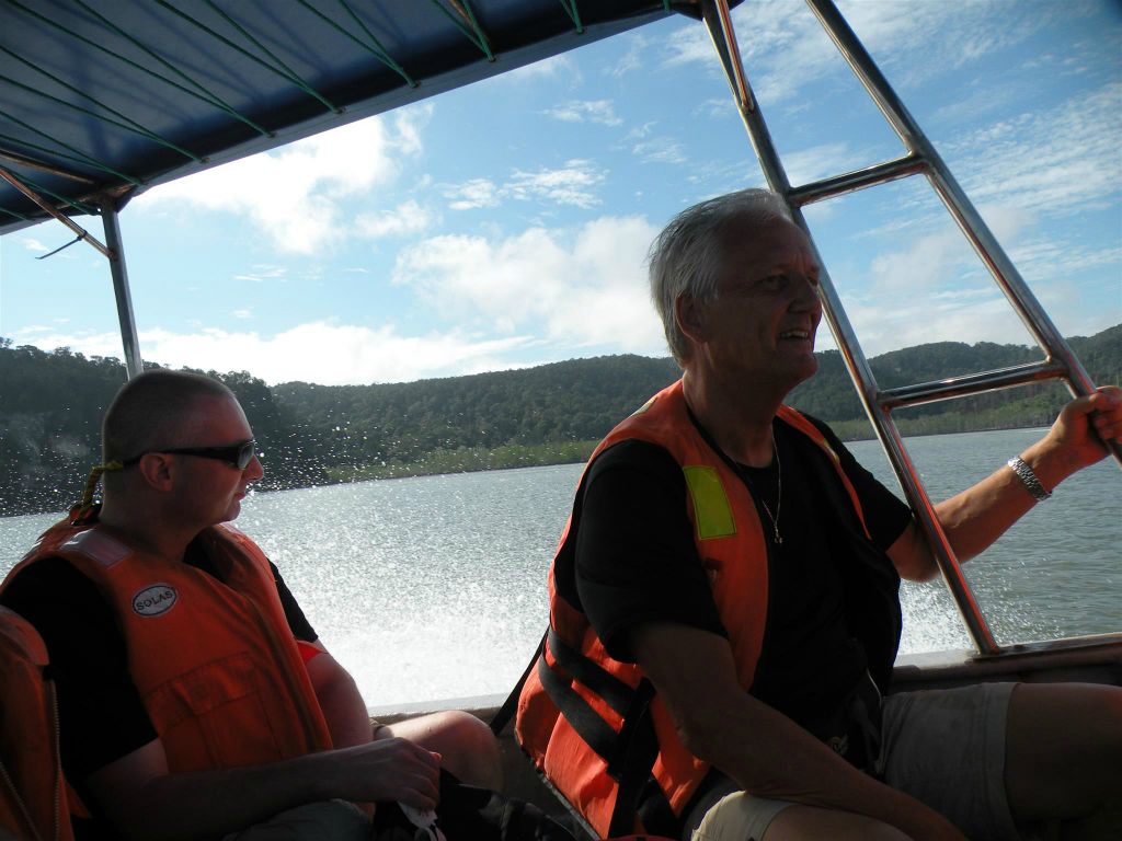 BAKO NATIONAL PARK - Carlos en Ton tijdens de boottocht naar het vaste land