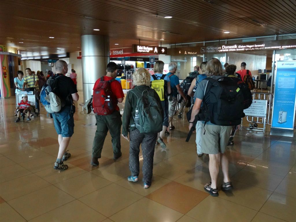 KUCHING - Carlos en enkele groepsgenoten op het vliegveld van Kuching