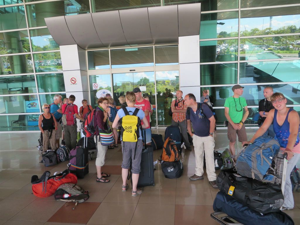 KUCHING - de hele groep wacht bij het vliegveld op de bus nadat we niet konden landen op Mulu en weer terug zijn in Kuching