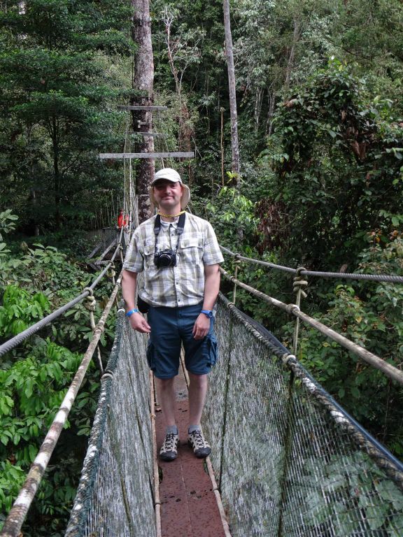 MULU NATIONAL PARK - Carlos op een canopy loopbrug