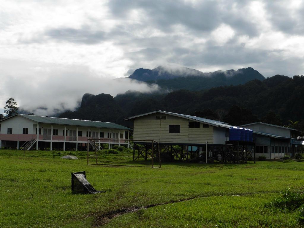 MULU NATIONAL PARK - een moderne longhouse en een schooltje van het dorp van de Penan stam