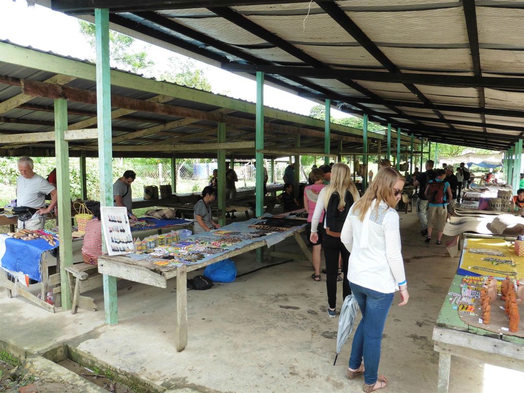 MULU NATIONAL PARK - de markt met souvenirs in het dorp van de Penan stam