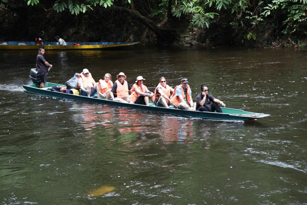 MULU NATIONAL PARK - Carlos en enkele groepsgenoten in een boot onderweg naar de grotten