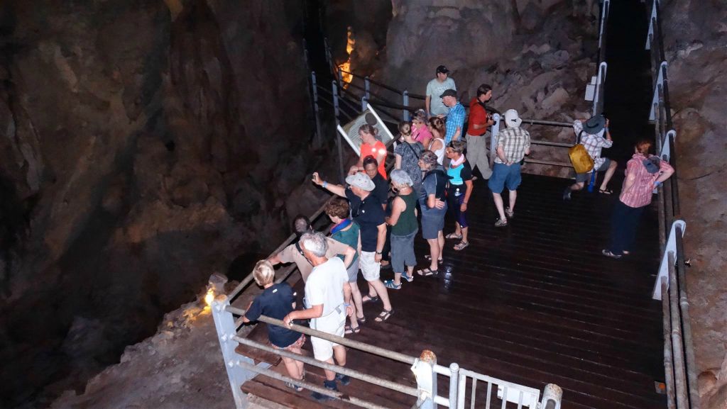 MULU NATIONAL PARK - de meerderheid van de onze groep in de grot Wind Cave