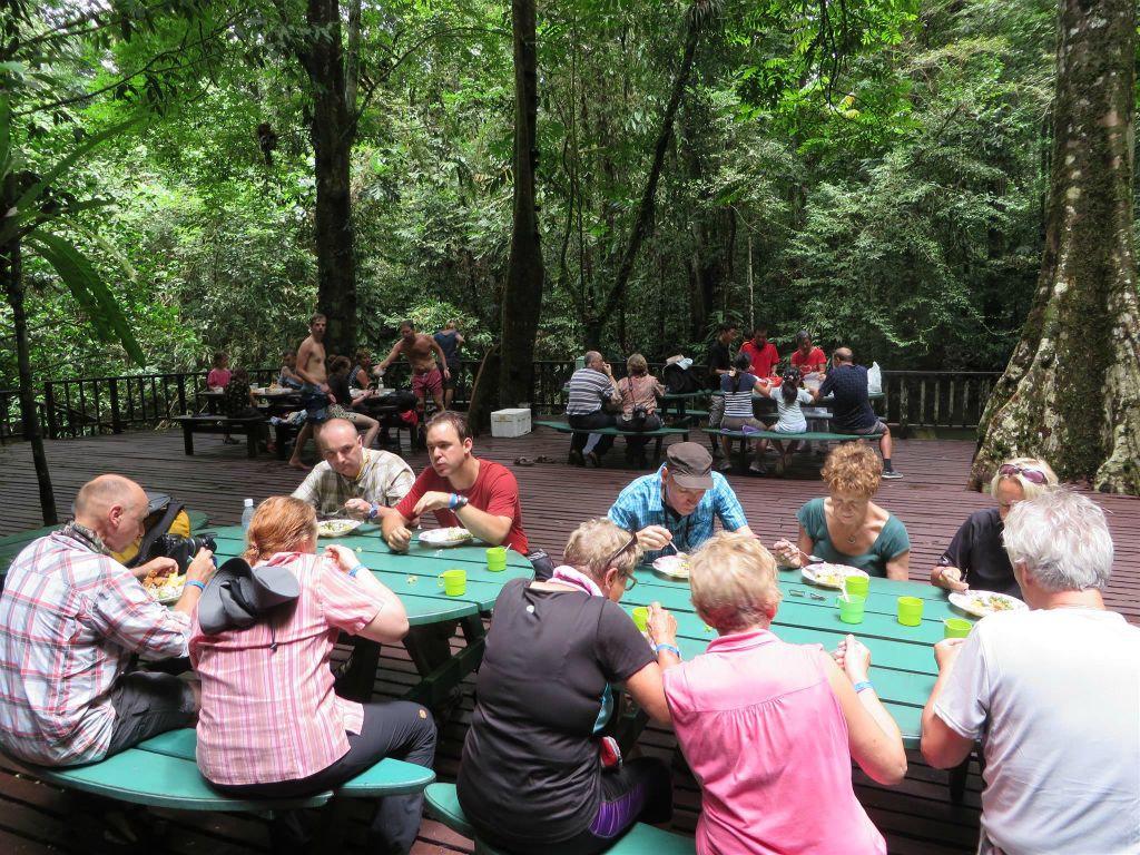 MULU NATIONAL PARK - aan de lunch bij de lunchplek