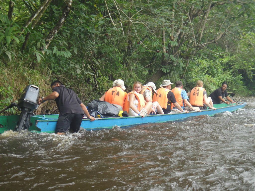 MULU NATIONAL PARK - de bootman en onze lokale gids proberen onze boot te duwen in de Melinau rivier