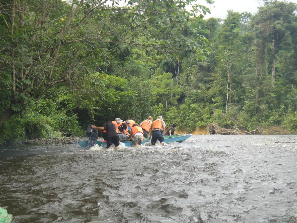 MULU NATIONAL PARK - Carlos en andere duwen onze boot in de Milinau rivier