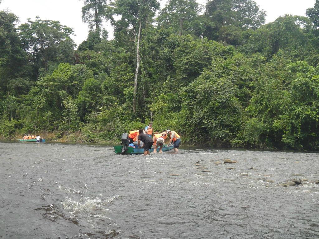 MULU NATIONAL PARK - Carlos en andere duwen onze boot in de Milinau rivier