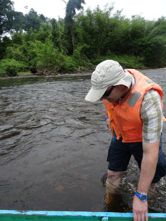 MULU NATIONAL PARK - Carlos naast onze boot in de Milinau rivier