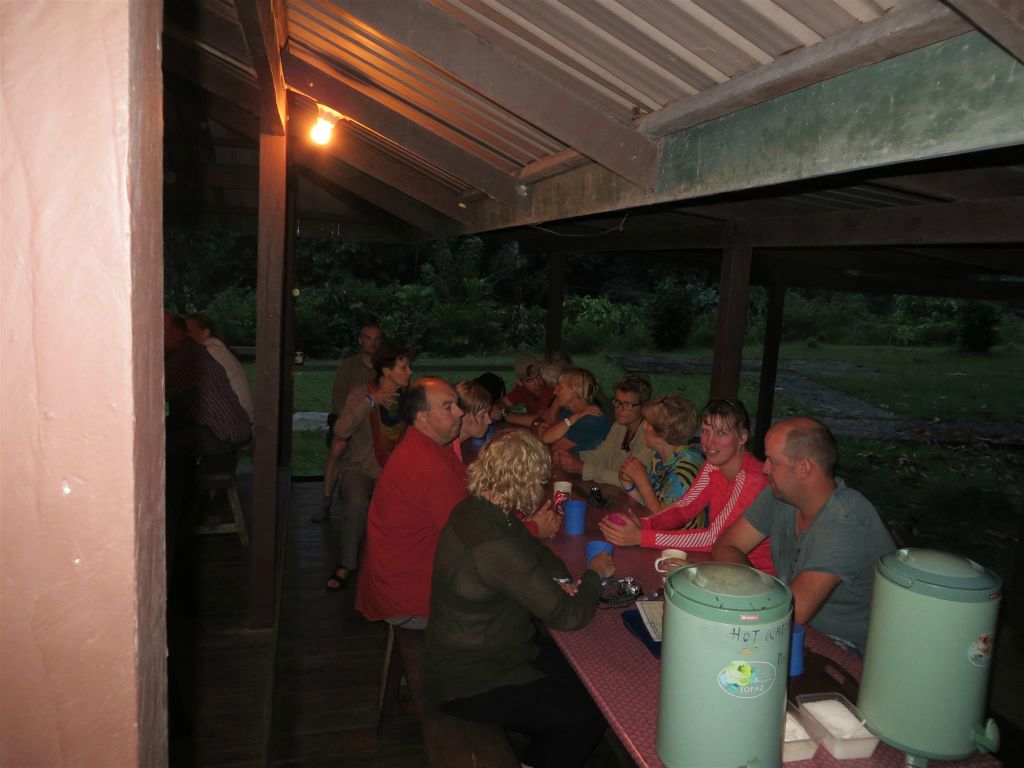 MULU NATIONAL PARK - praktisch de hele groep aan tafel bij de overnachtingsplek Camp 5