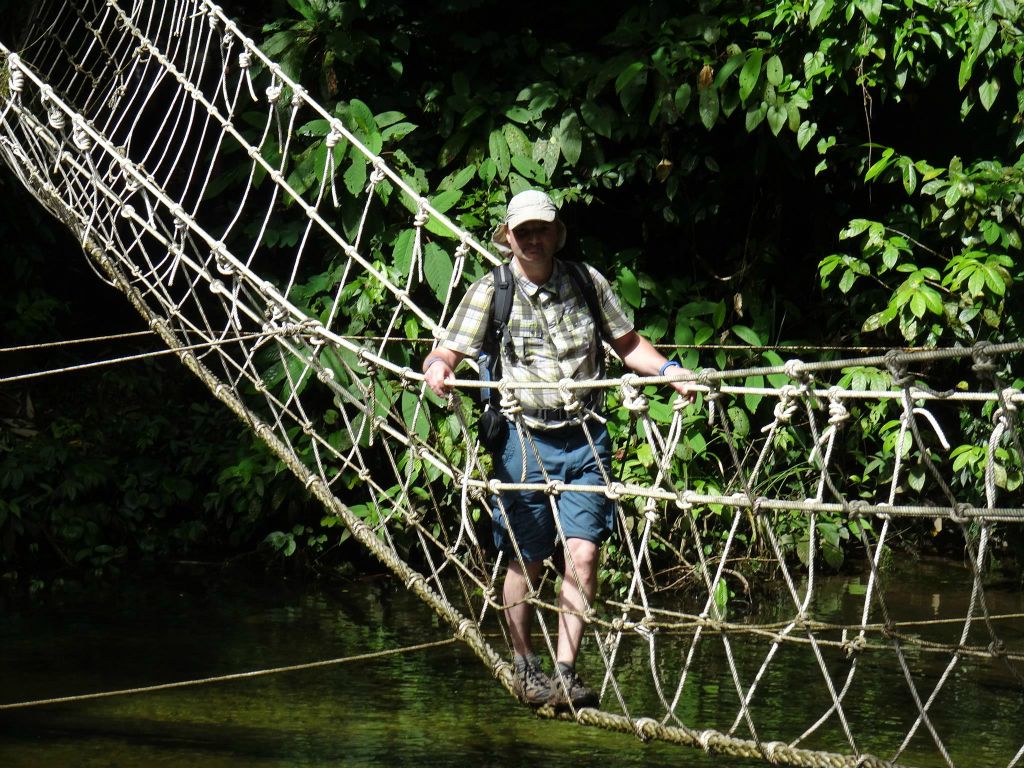 MULU NATIONAL PARK - Carlos op een touwhangbrug onderweg tijdens het tweede gedeelte van de Headhunters trail (12km)