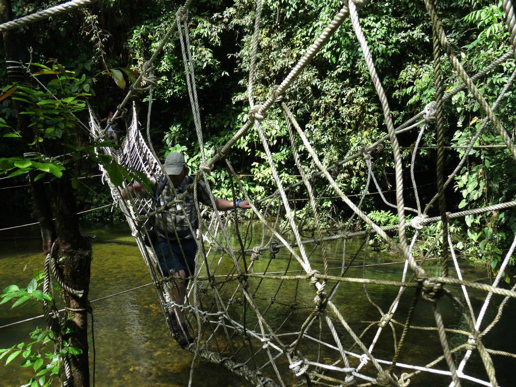 MULU NATIONAL PARK - Carlos op een touwhangbrug onderweg tijdens het tweede gedeelte van de Headhunters trail (12km)