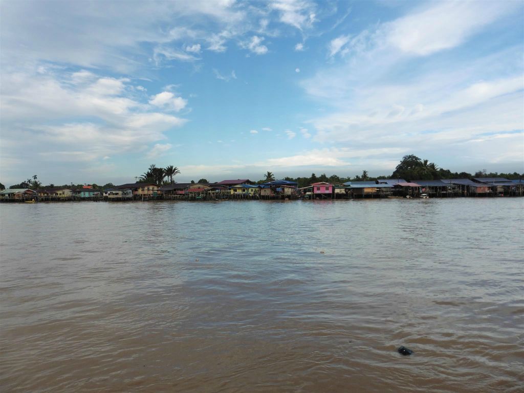 LIMBANG - paalwoningen in de Limbang rivier