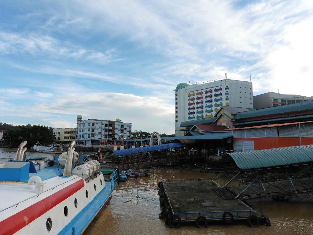 LIMBANG - uitzicht vanaf de snelboot terminal op Limbang