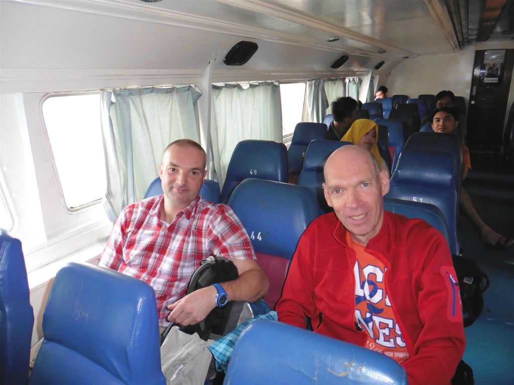 LIMBANG - Carlos en Kees in de snelboot die ons naar Labuan brengt