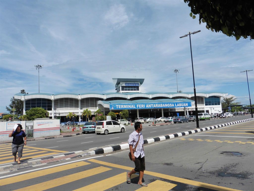 LABUAN - de snelboot terminal van Labuan een belastingsvrij eiland