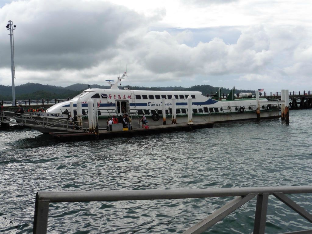 KOTA KINABALU - de snelboot die ons van Labuan naar Kota Kinabalu gebracht heeft
