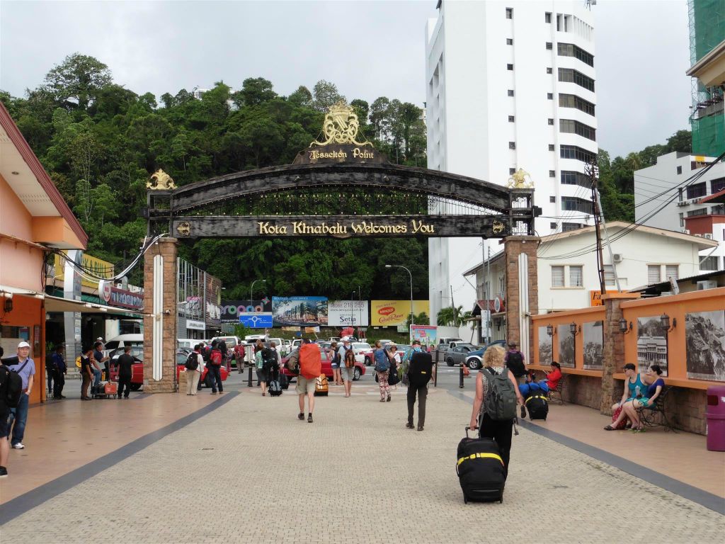 KOTA KINABALU - de toegangspoort bij de snelboot terminal